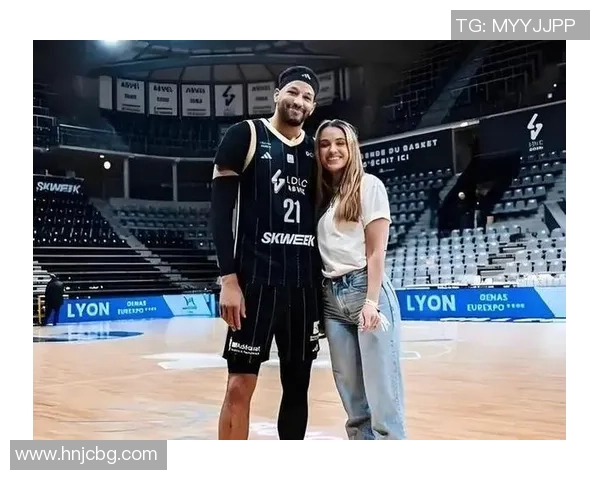 最美NBA女主播瑞秋度假甜蜜时光与罗伯森跨国恋情愈加浓厚